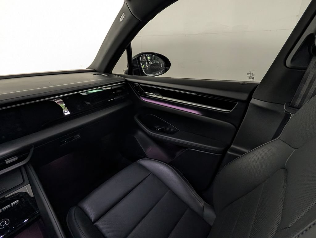 Certified 2025 Porsche Macan 4S Electric AWD/4WD image 21