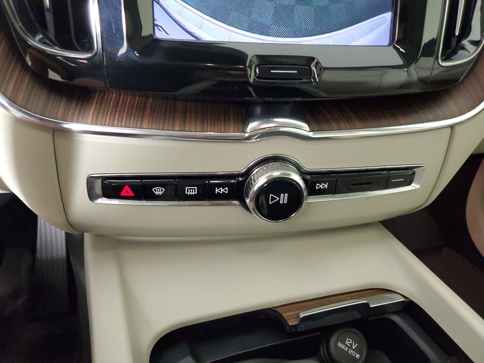 Used 2022 Volvo XC60 B5 Momentum w/ Climate Package FWD image 32