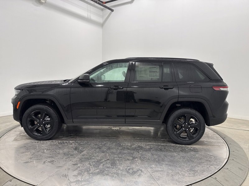 New 2025 Jeep Grand Cherokee Limited w/ Black Appearance Package image 4