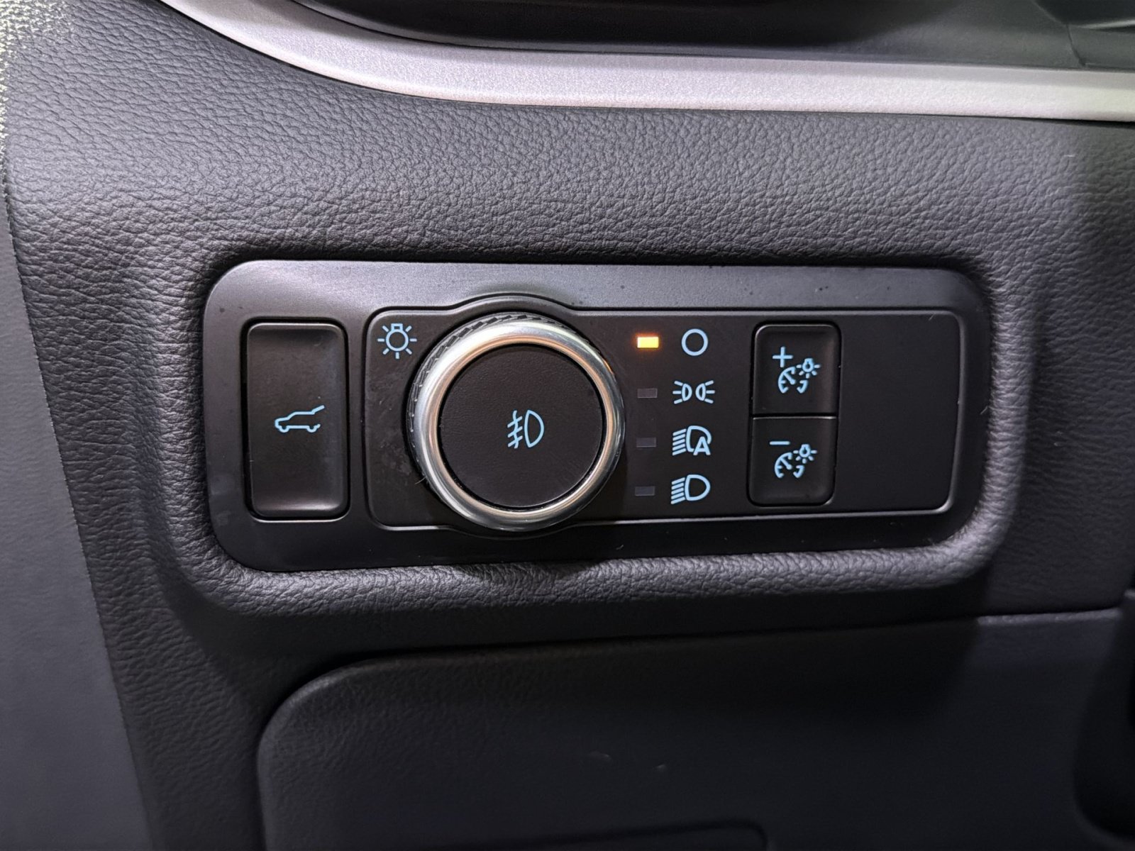 Used 2023 Ford Explorer XLT w/ Equipment Group 202A AWD/4WD image 33