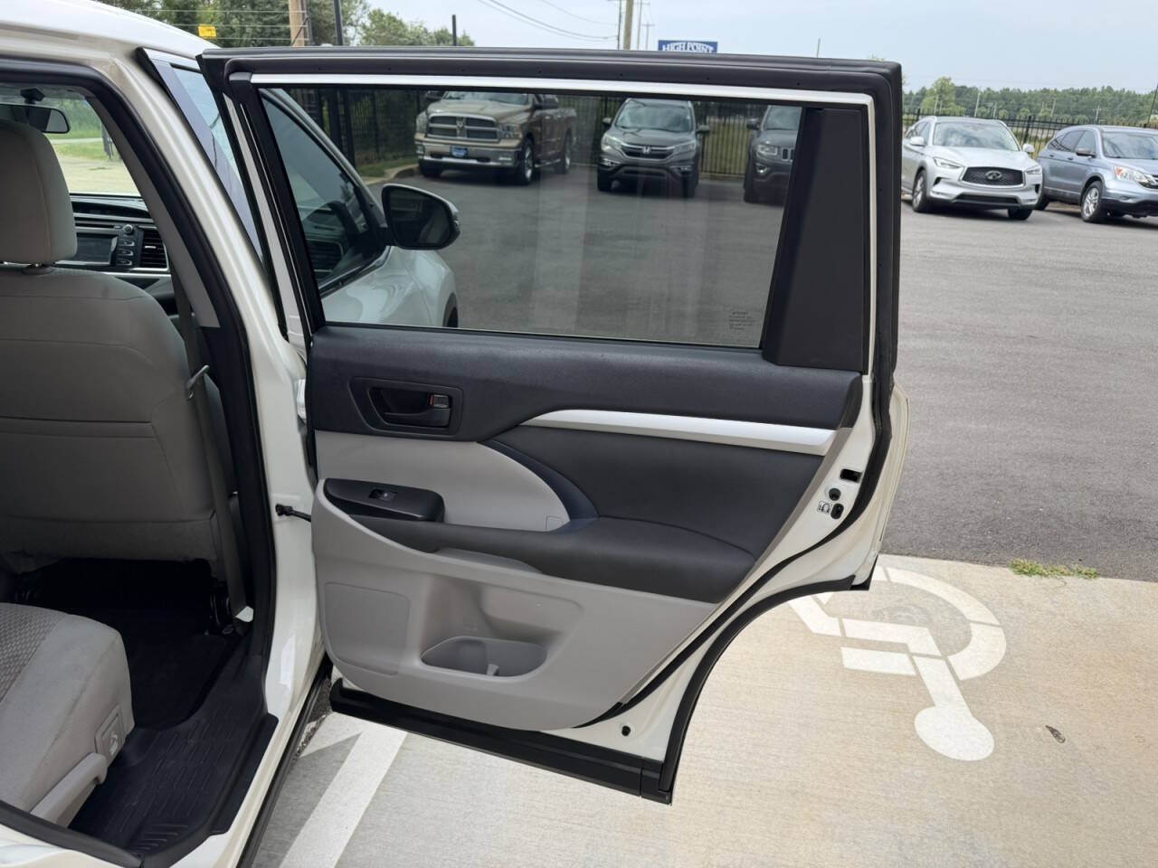 Used 2015 Toyota Highlander LE AWD/4WD image 12