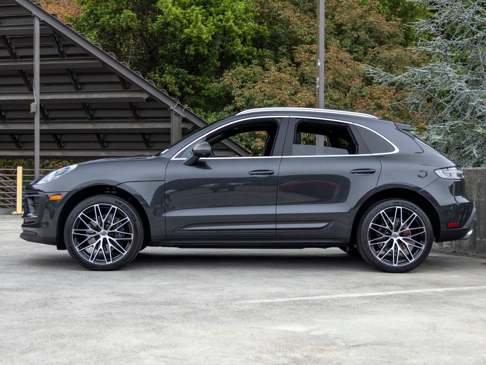 Certified 2022 Porsche Macan AWD/4WD image 2
