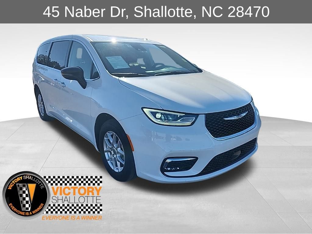 Used 2024 Chrysler Pacifica Touring-L image 1