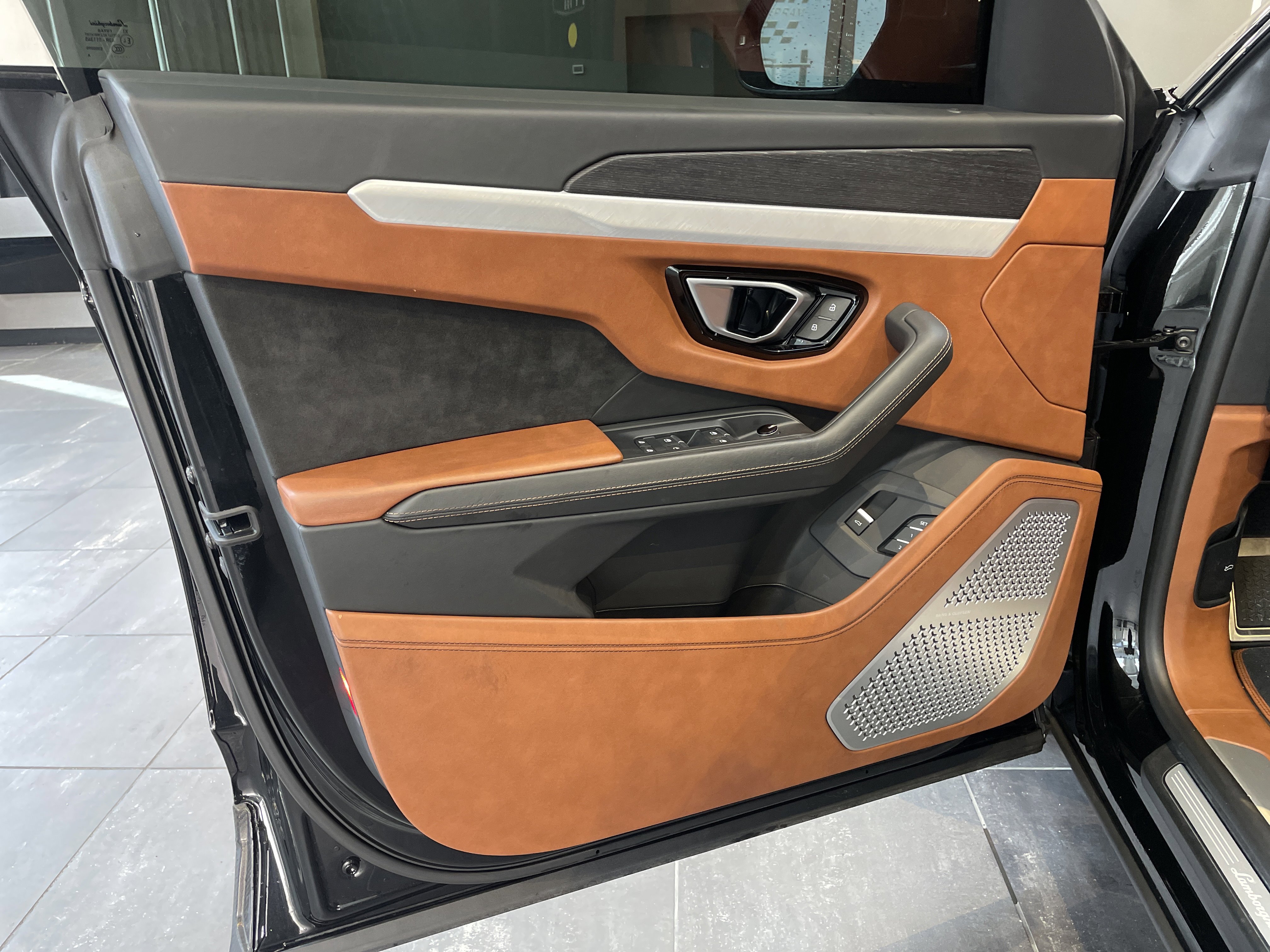 Used 2021 Lamborghini Urus AWD/4WD image 15