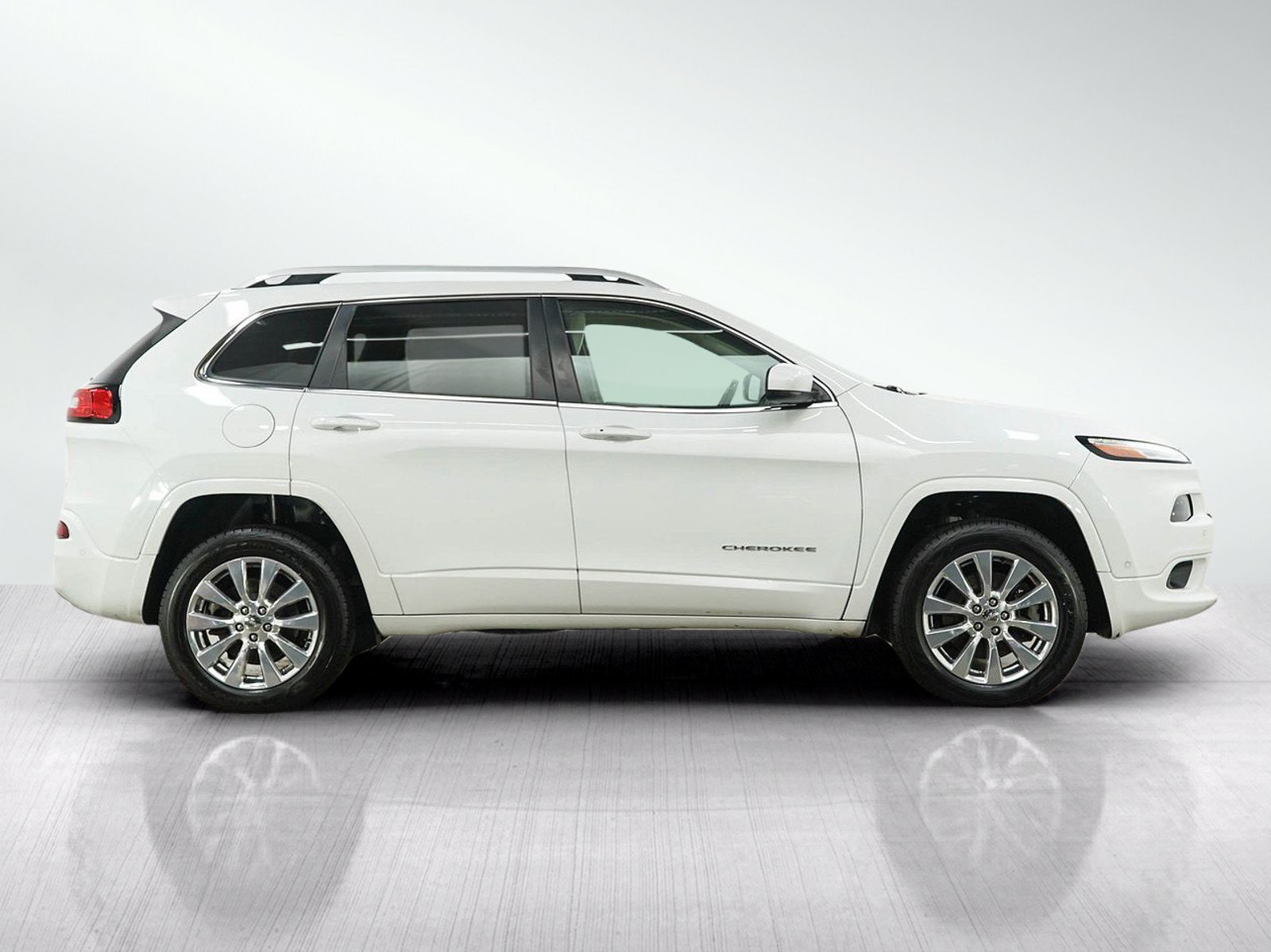 Used 2016 Jeep Cherokee Overland w/ Technology Group AWD/4WD image 6
