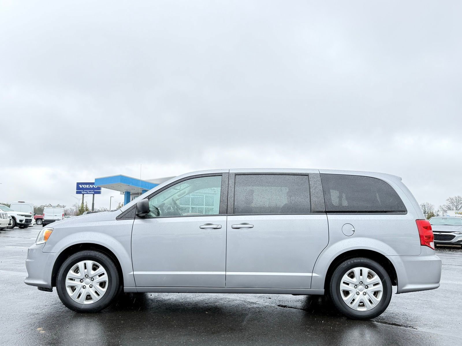 Used 2018 Dodge Grand Caravan SE w/ UConnect Hands-Free Group image 11