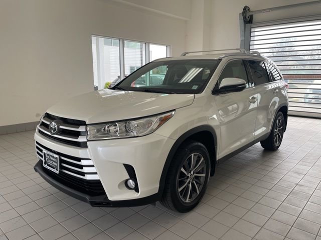 Used 2019 Toyota Highlander XLE image 1