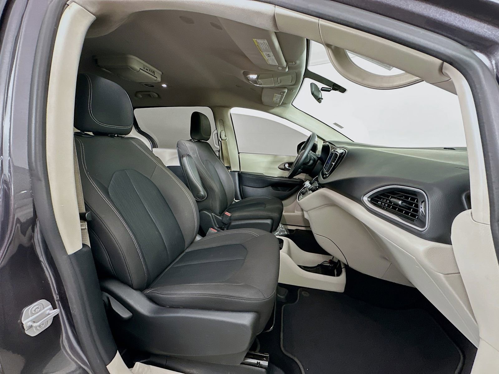 Used 2020 Chrysler Voyager LX image 29