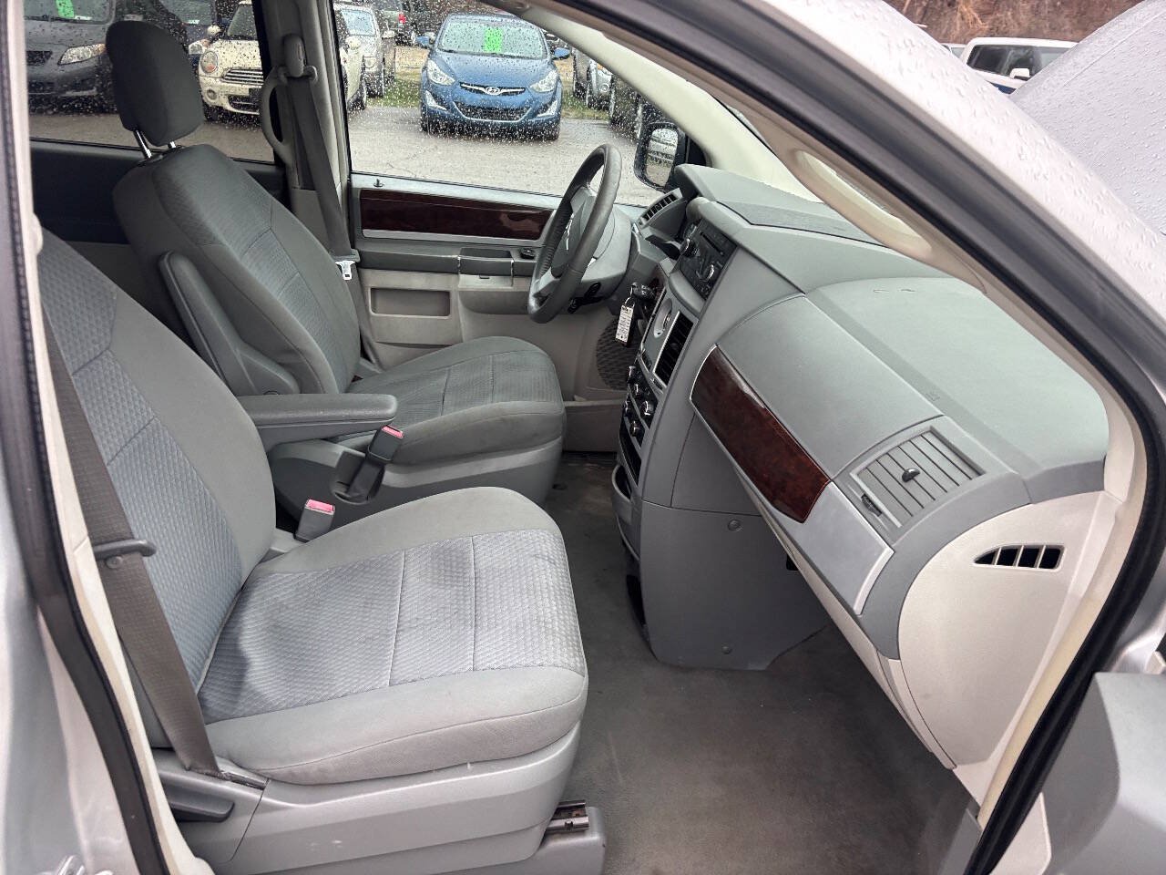 Used 2010 Chrysler Town & Country Touring FWD image 16