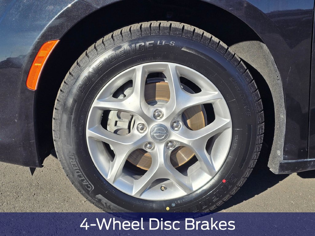 Used 2020 Chrysler Pacifica Touring w/ Tire & Wheel Group FWD image 9