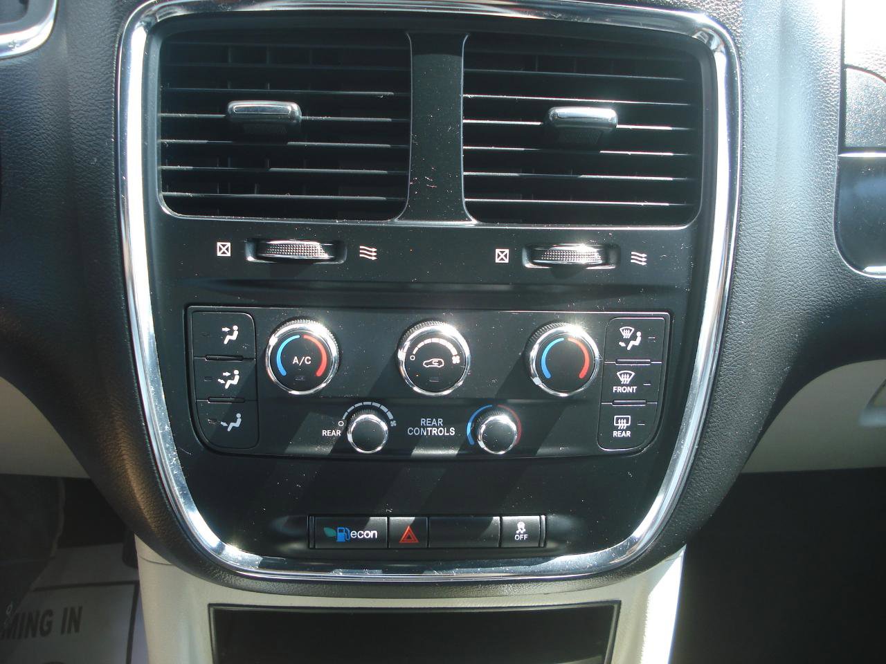 Used 2018 Dodge Grand Caravan SXT image 27