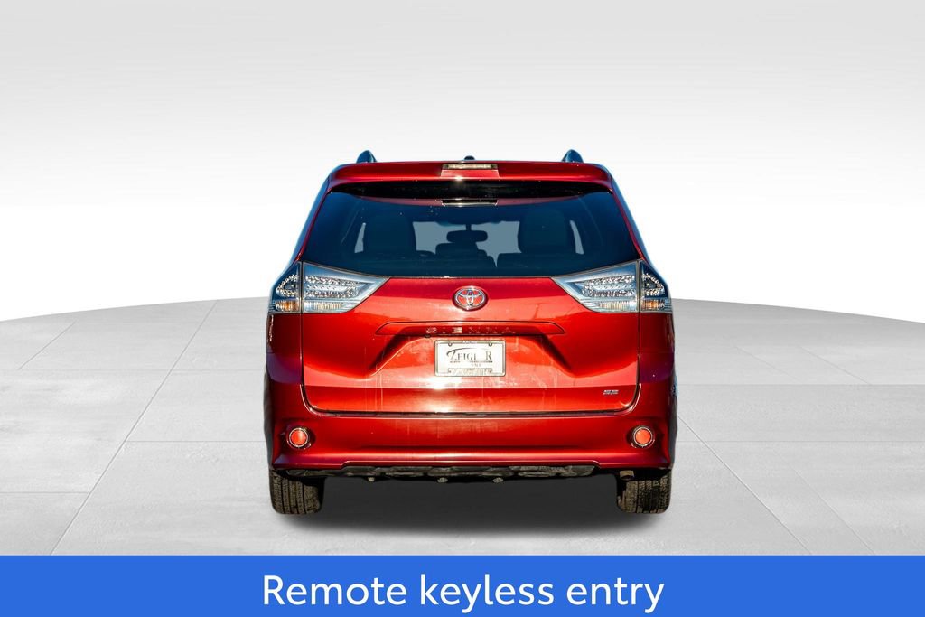 Used 2016 Toyota Sienna SE Premium image 6