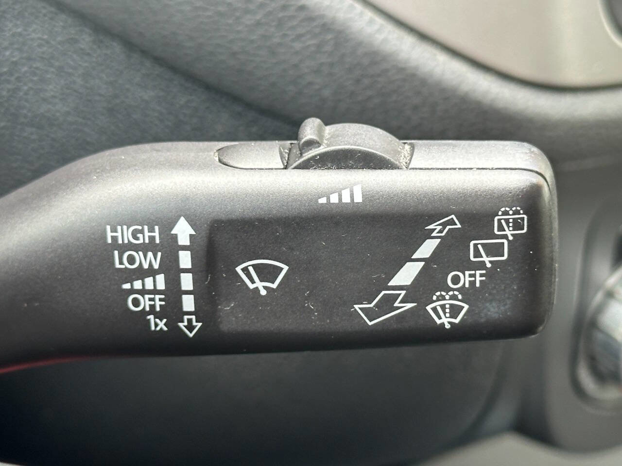 Used 2011 Volkswagen Tiguan SE image 29