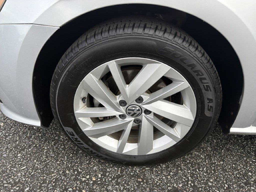 Used 2018 Volkswagen Passat 2.0T SE FWD image 33