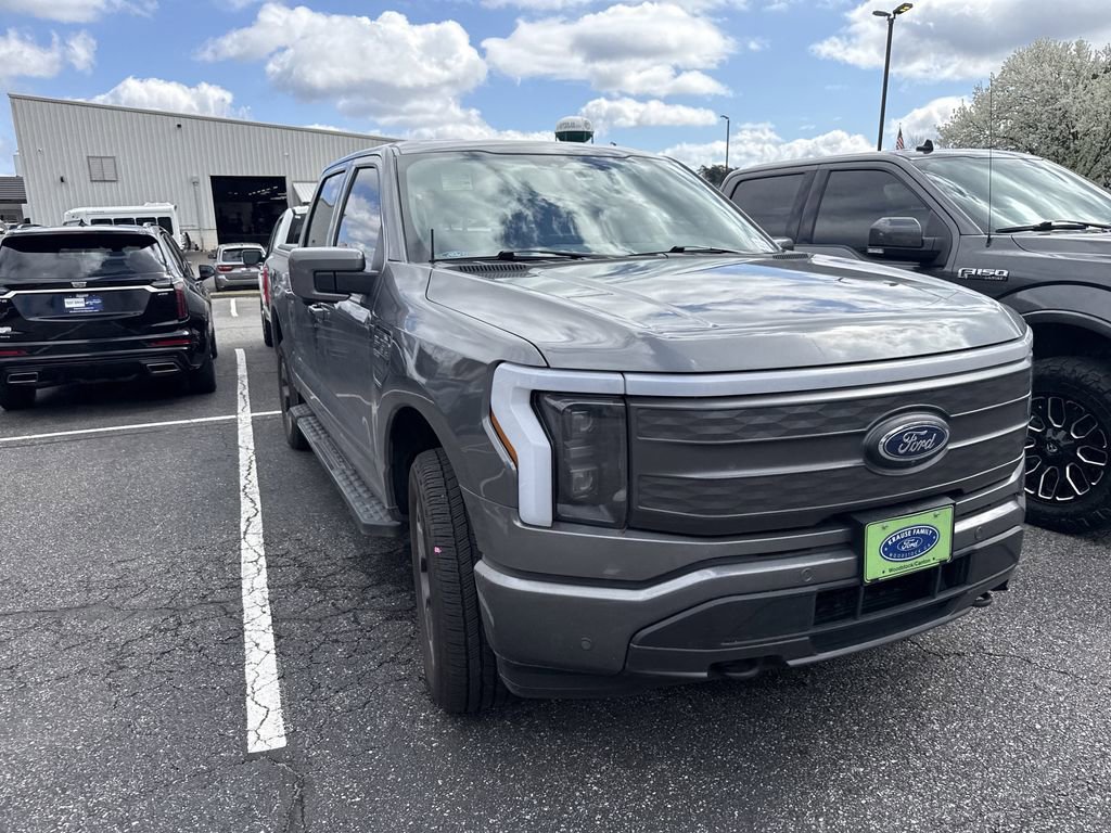 Used 2022 Ford F150 Lightning Lariat image 3