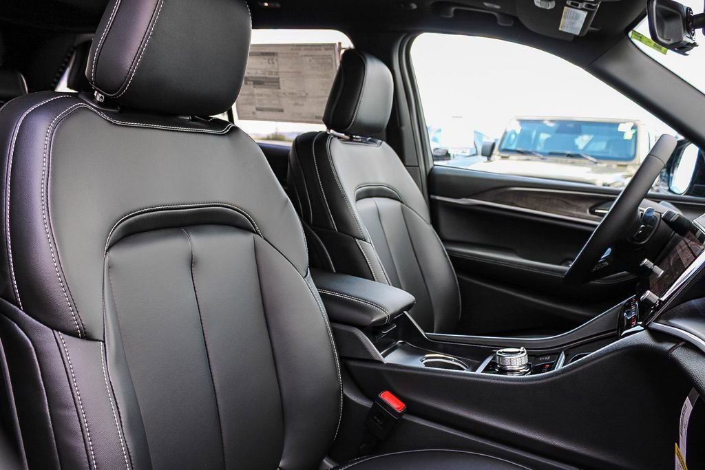 New 2026 Jeep Grand Cherokee Limited w/ Limited Altitude Package AWD/4WD image 17