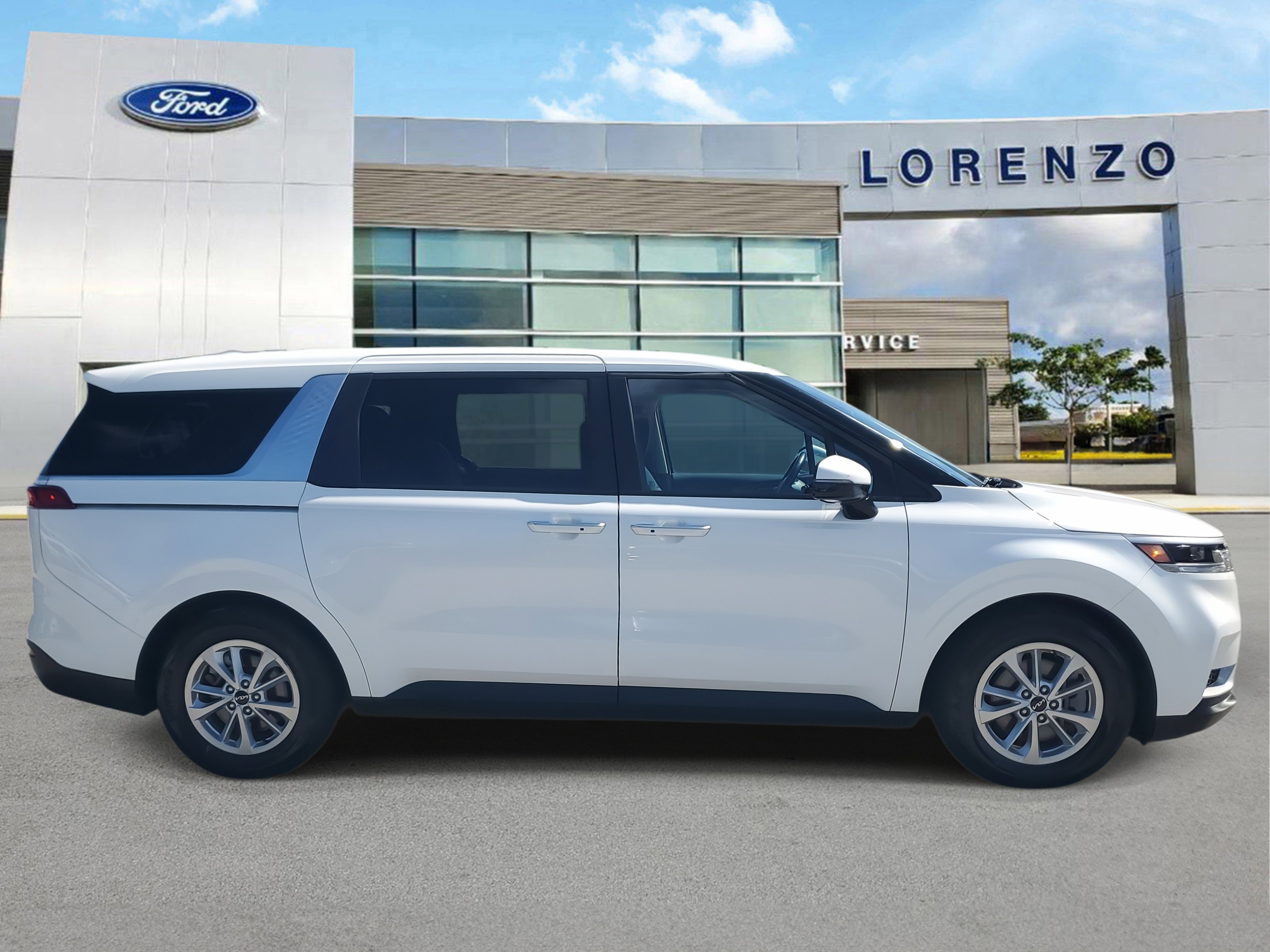 Used 2023 Kia Carnival LX image 4