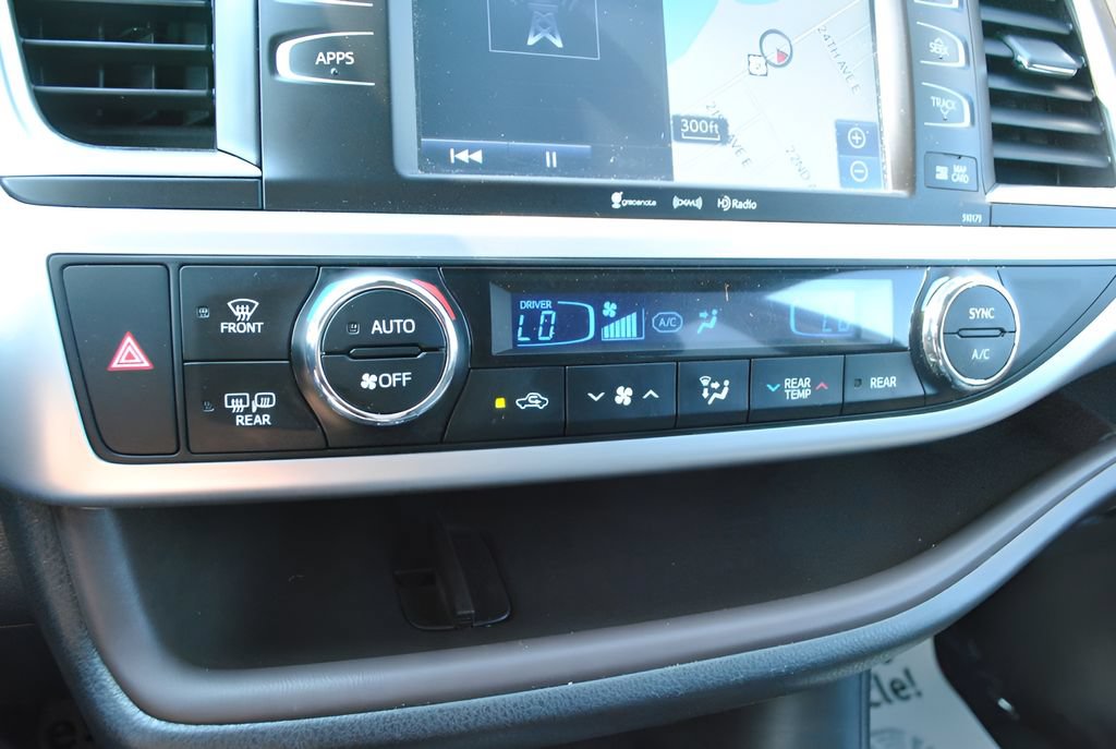Used 2017 Toyota Highlander XLE AWD/4WD image 24