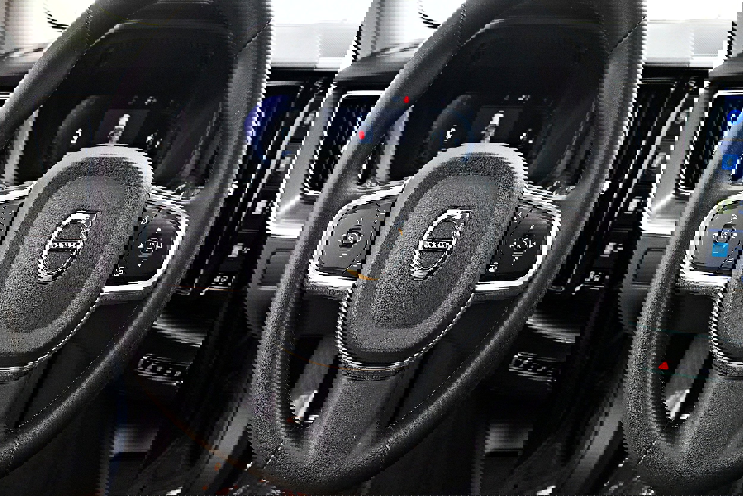 Used 2023 Volvo XC60 B5 Core w/ Climate Package image 6