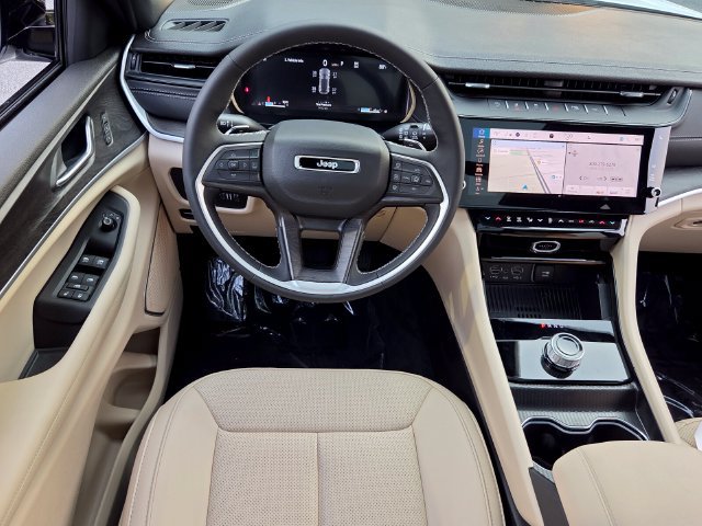 New 2026 Jeep Grand Cherokee Limited w/ Luxury Tech Group II RWD image 13