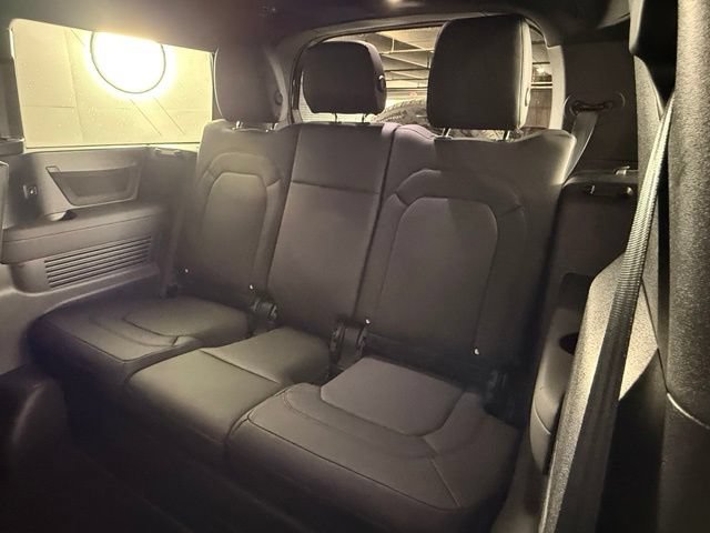 Used 2025 Land Rover Defender 130 X-Dynamic SE AWD/4WD image 19