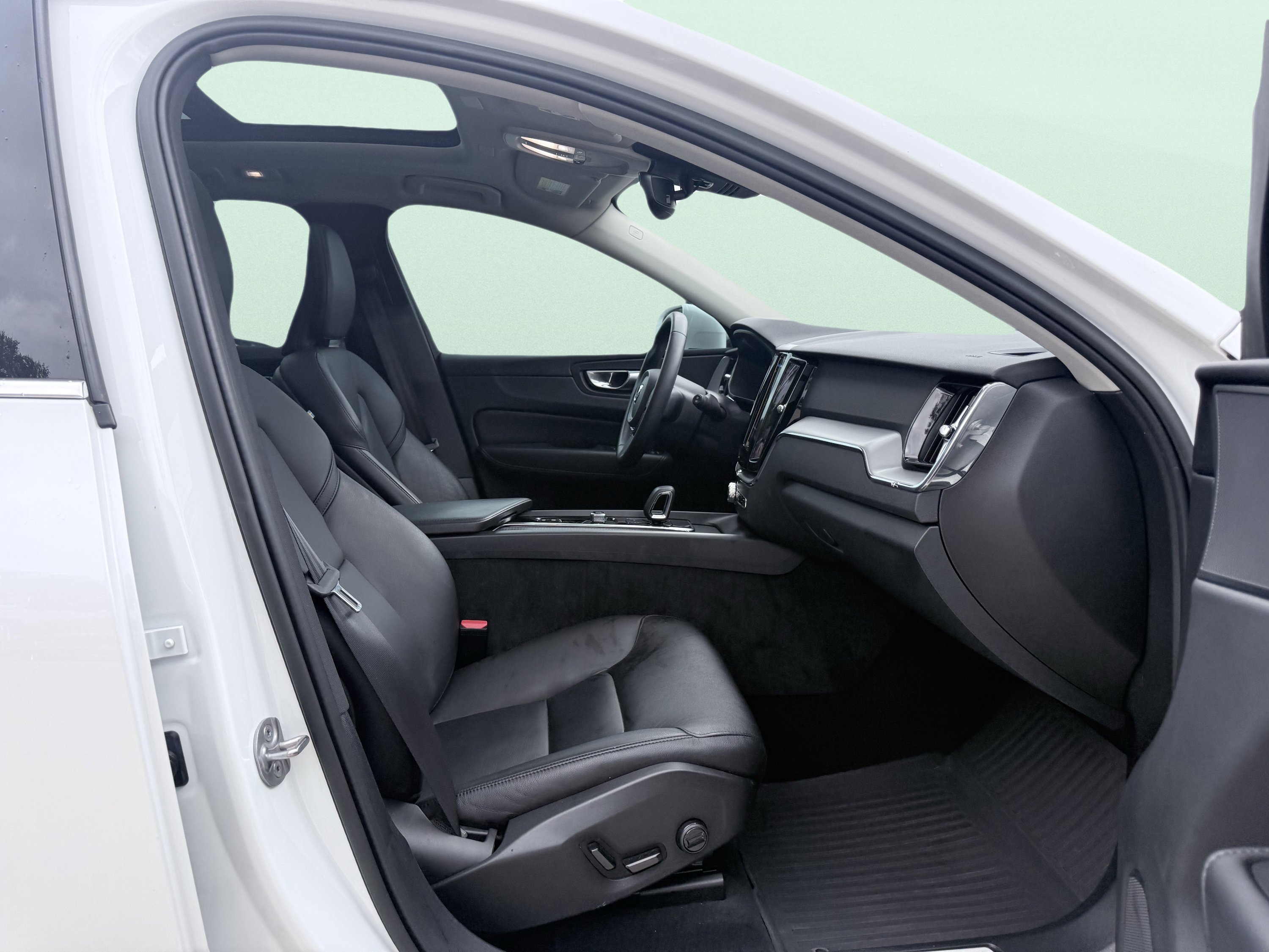 Used 2023 Volvo XC60 B5 Core image 47