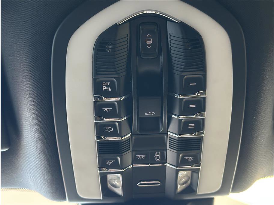 Used 2018 Porsche Macan Sport Edition image 23