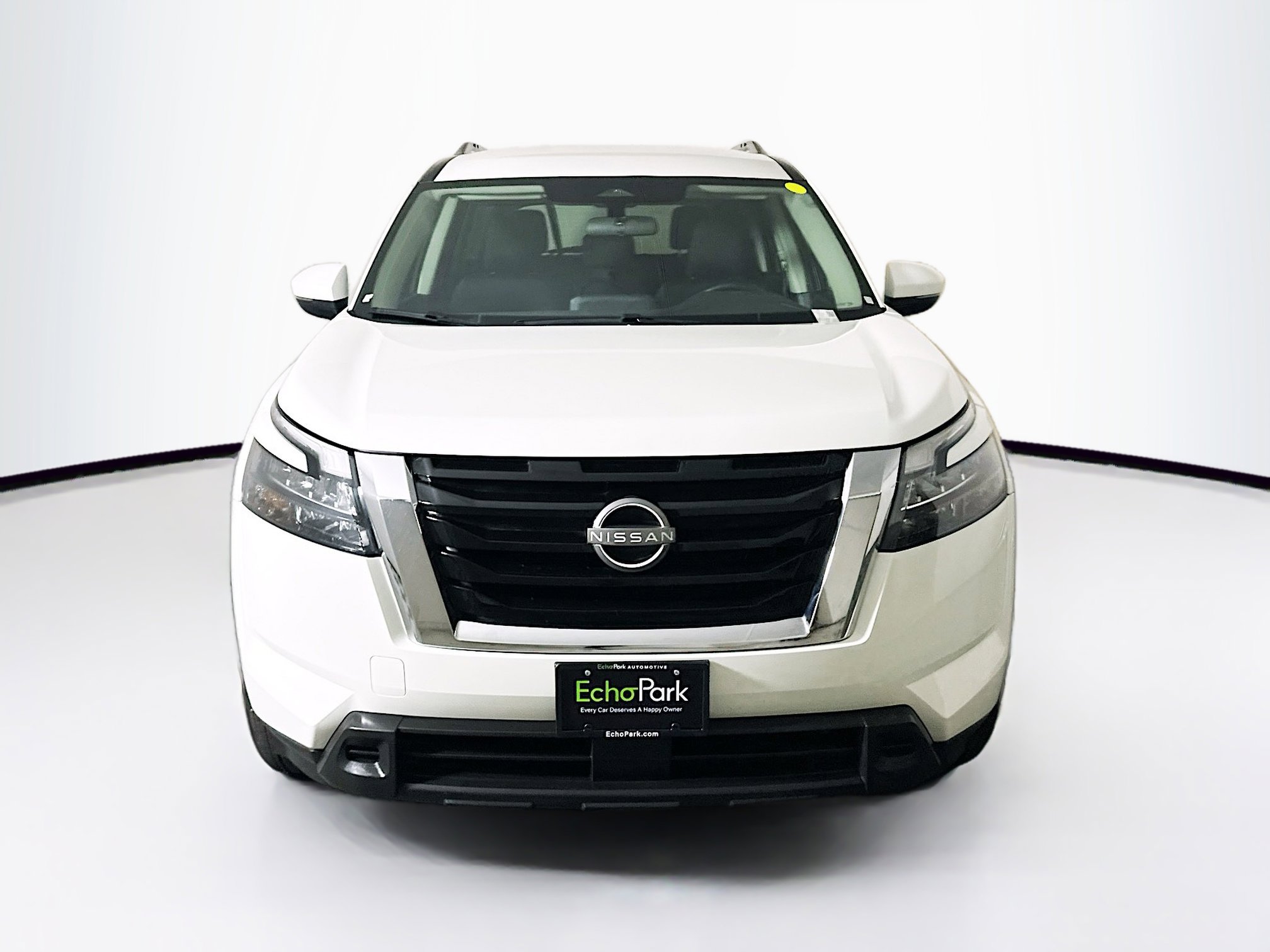 Used 2025 Nissan Pathfinder SV image 2