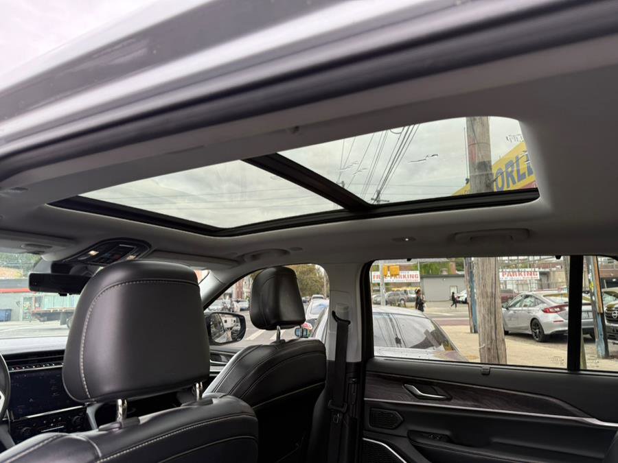 Used 2021 Jeep Grand Cherokee L Limited w/ Luxury Tech Group II image 12