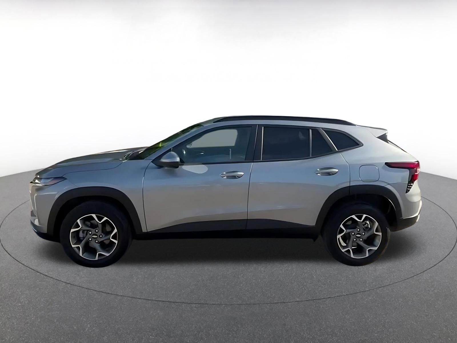 Used 2025 Chevrolet Trax LT FWD image 9