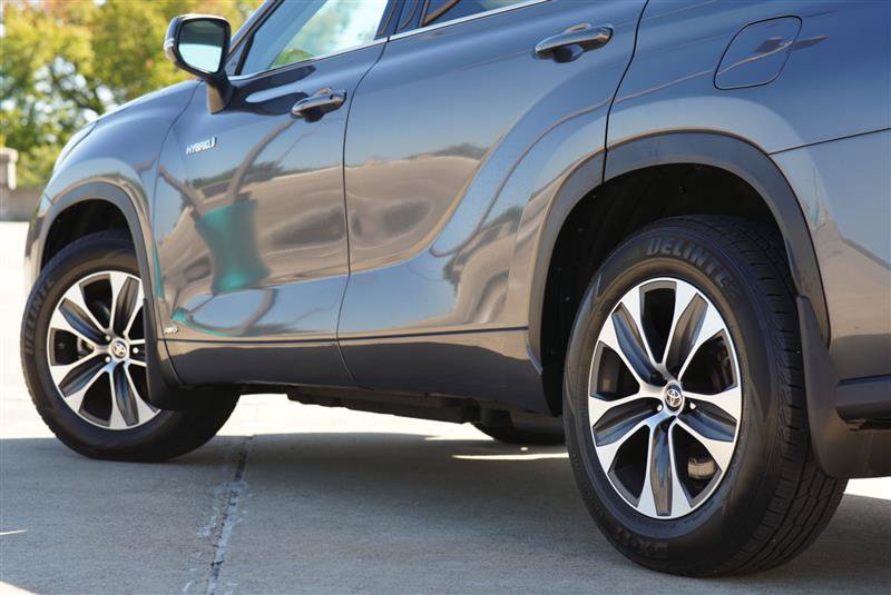 Used 2020 Toyota Highlander XLE AWD/4WD image 22