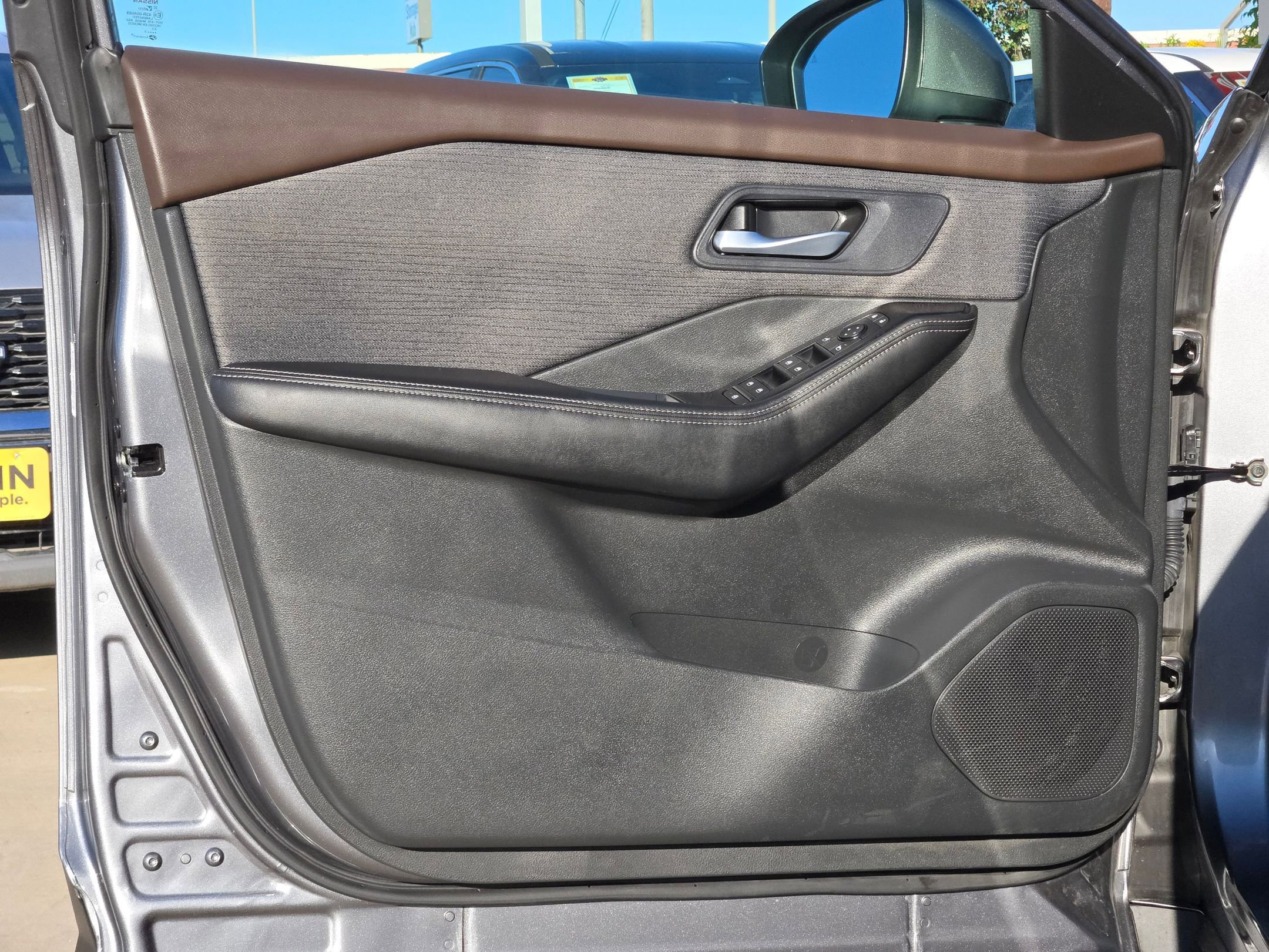 Used 2023 Nissan Rogue SV image 11