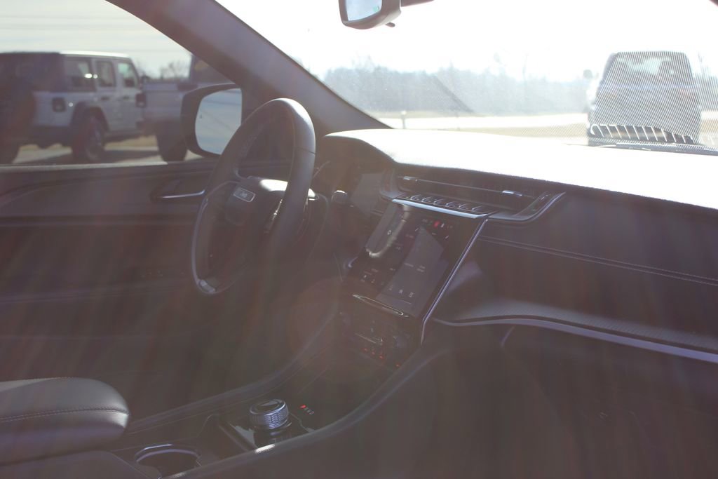 Used 2023 Jeep Grand Cherokee L Laredo image 29