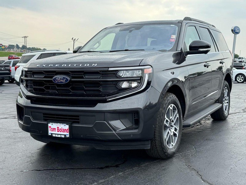Used 2025 Ford Expedition Active AWD/4WD image 8