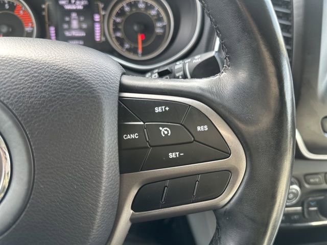 Used 2020 Jeep Cherokee Latitude Plus w/ Cold Weather Group AWD/4WD image 28