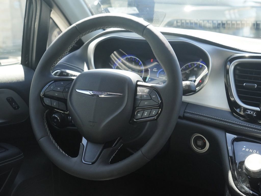 Used 2024 Chrysler Pacifica Limited w/ Uconnect Theater Family Group image 26