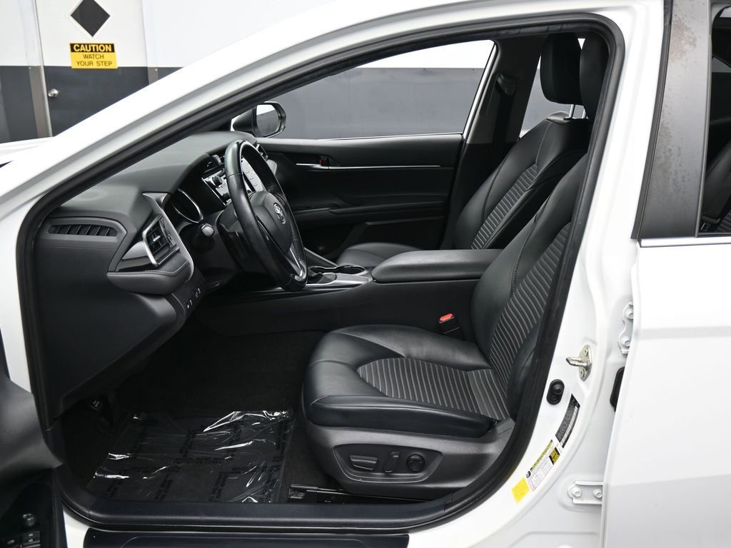 Used 2020 Toyota Camry SE image 11