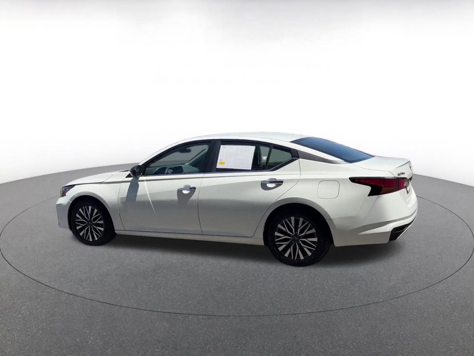 Used 2025 Nissan Altima 2.5 SV FWD image 10