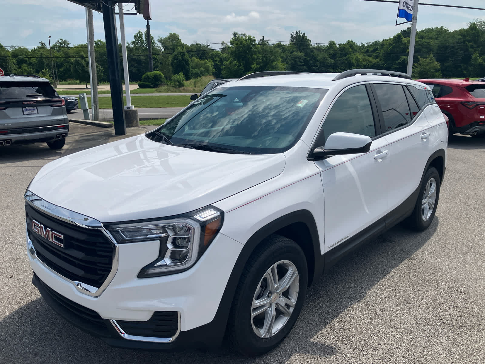 Used 2023 GMC Terrain SLE w/ Driver Convenience Package AWD/4WD image 3
