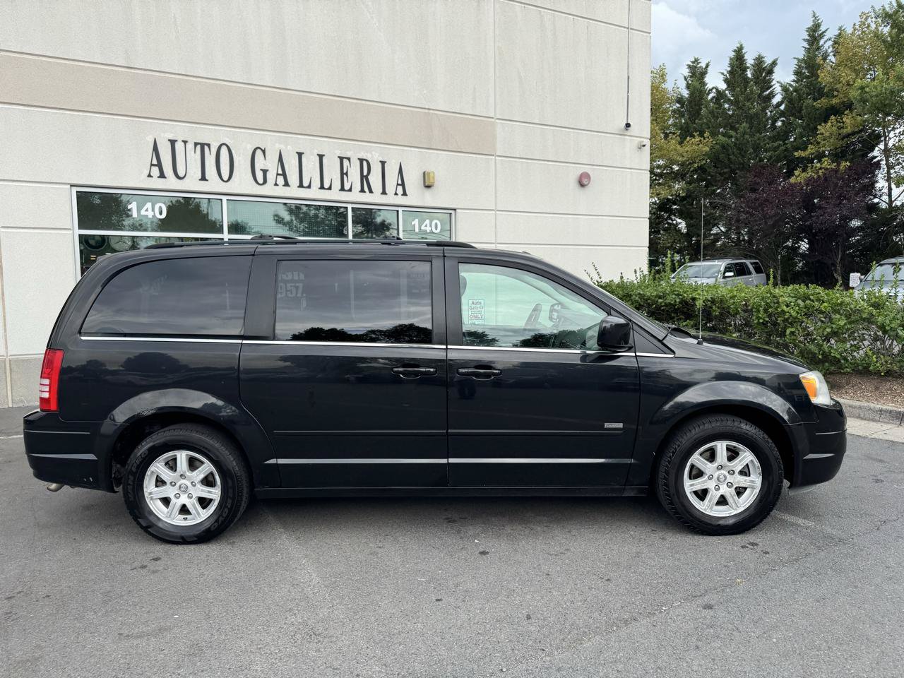 Used 2008 Chrysler Town & Country Touring FWD image 3