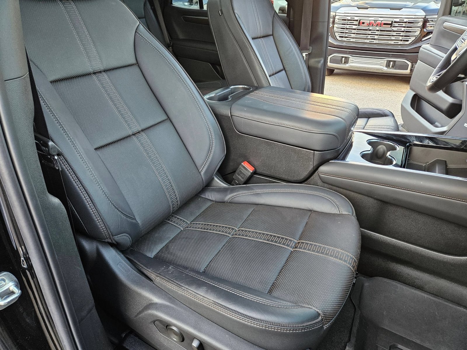 Used 2025 Chevrolet Tahoe High Country AWD/4WD image 32