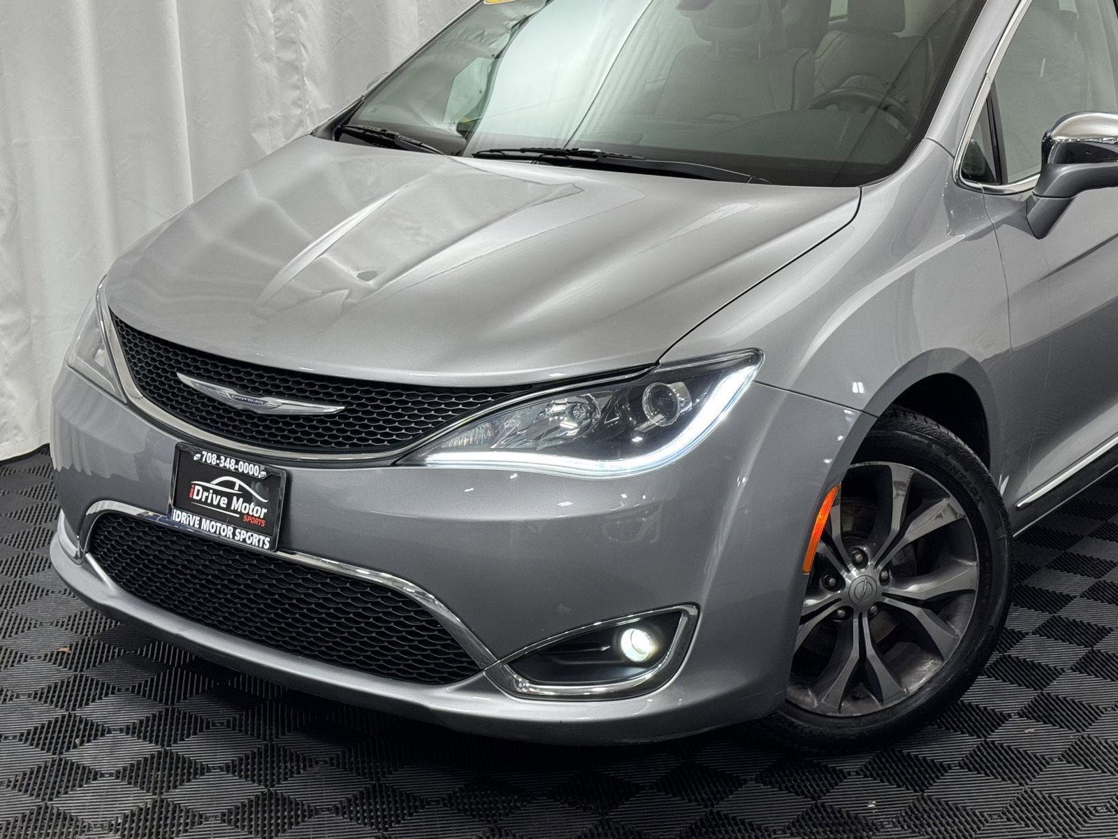 Used 2017 Chrysler Pacifica Limited image 3