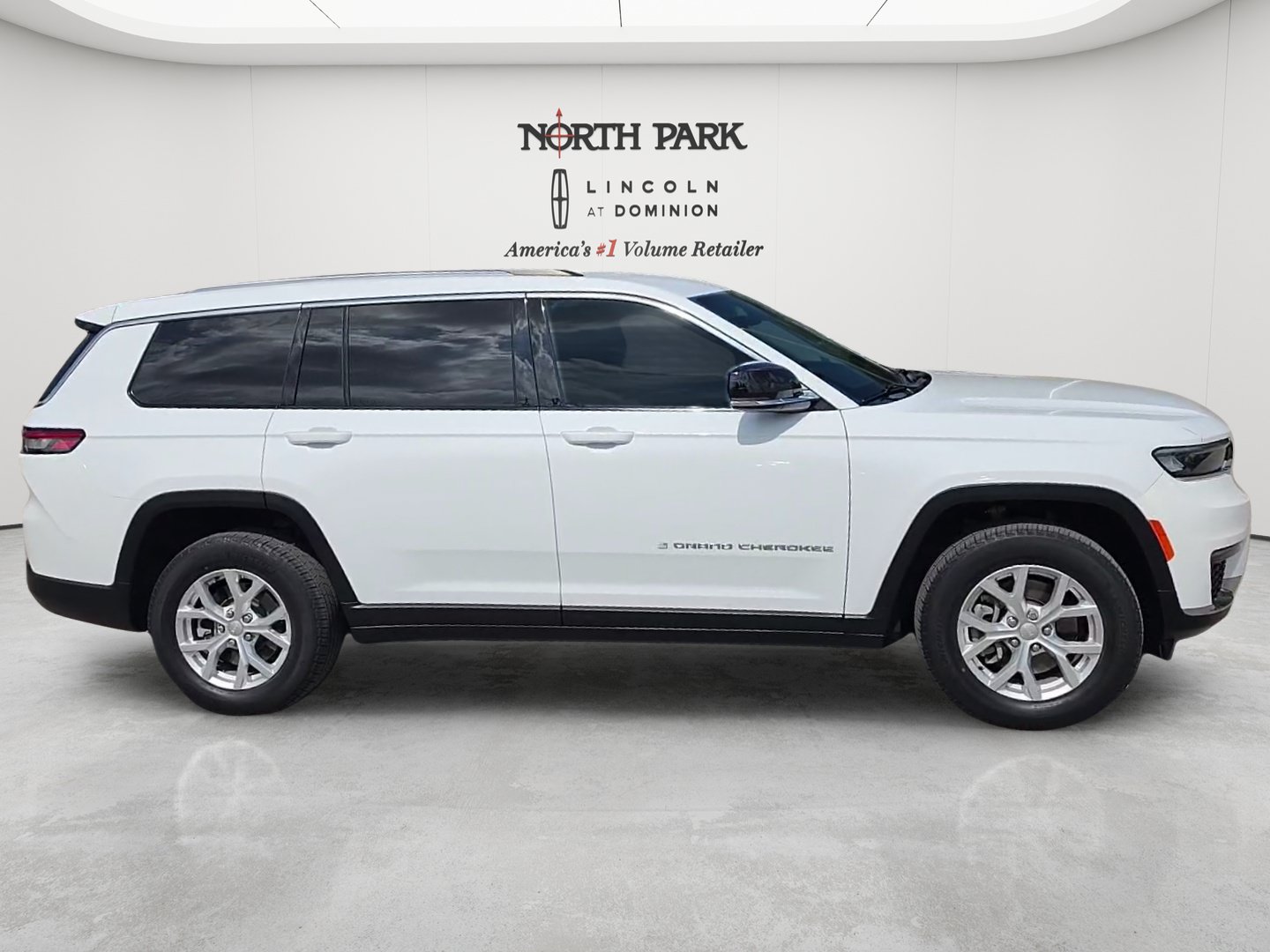 Used 2023 Jeep Grand Cherokee L Limited RWD image 6