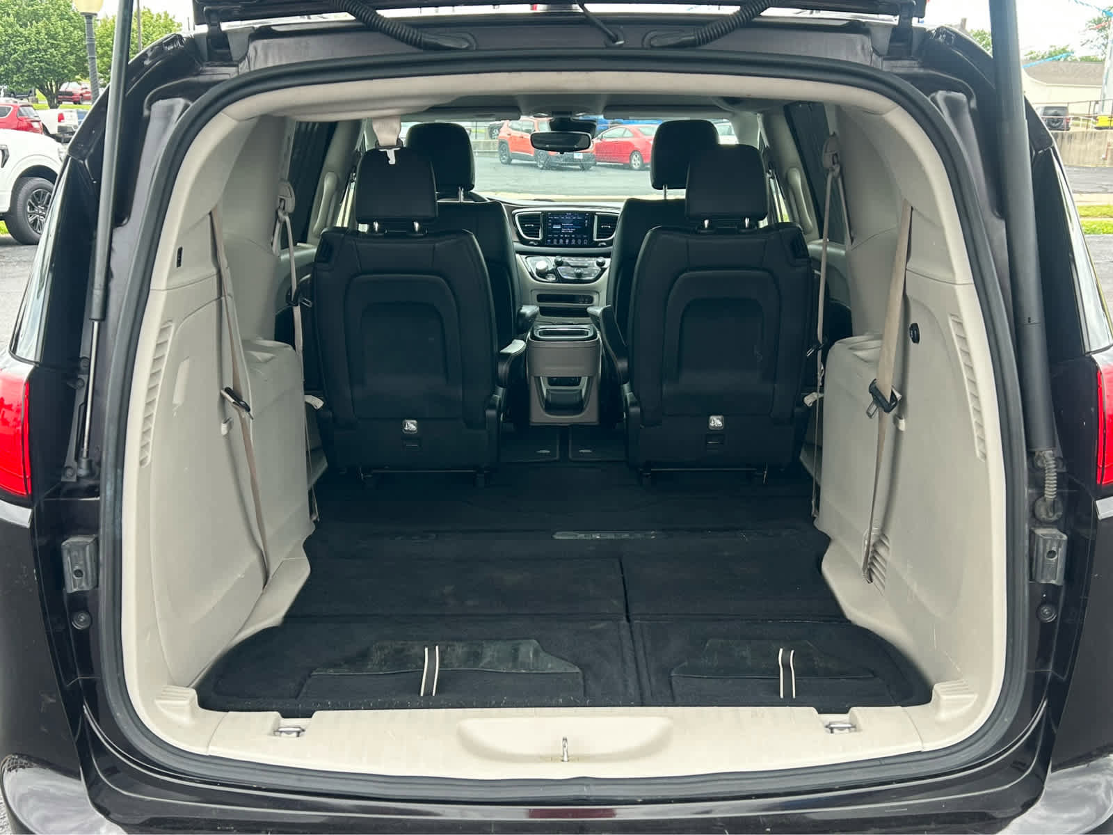 Used 2018 Chrysler Pacifica Touring-L w/ Advanced Safetytec Group FWD image 8