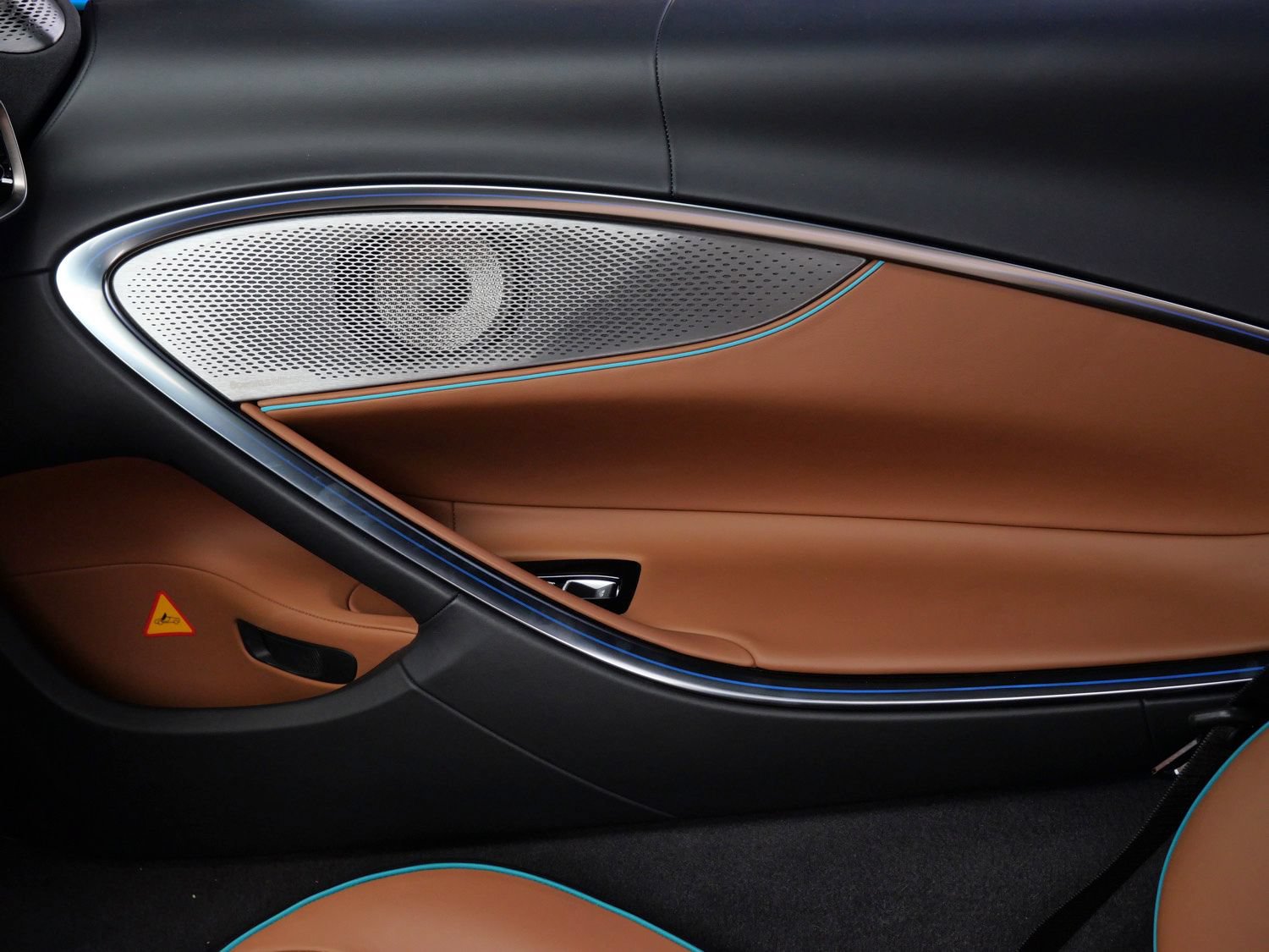 Used 2023 McLaren Artura RWD image 18