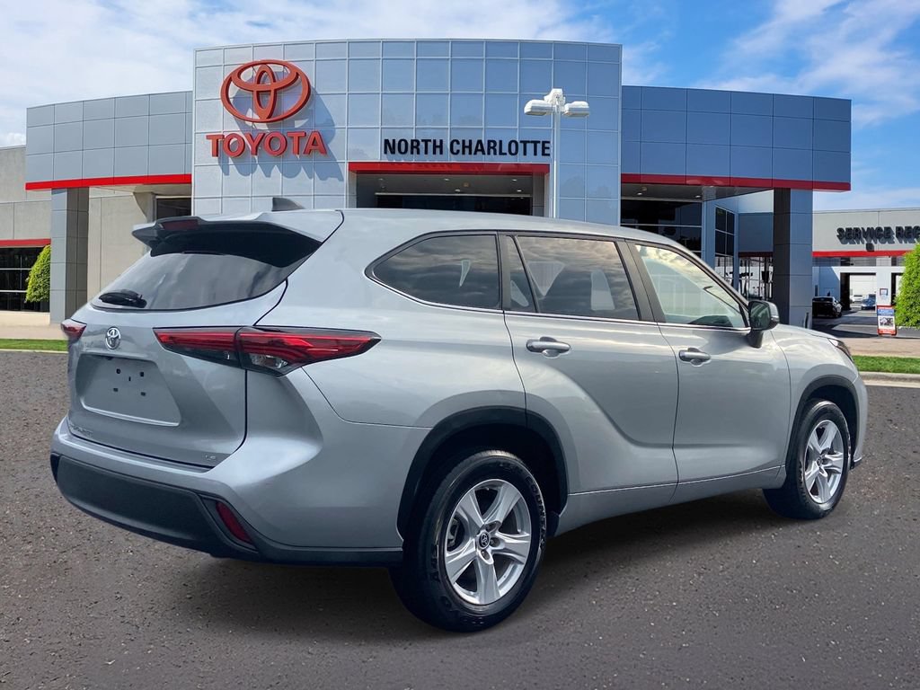 Used 2023 Toyota Highlander LE FWD image 8