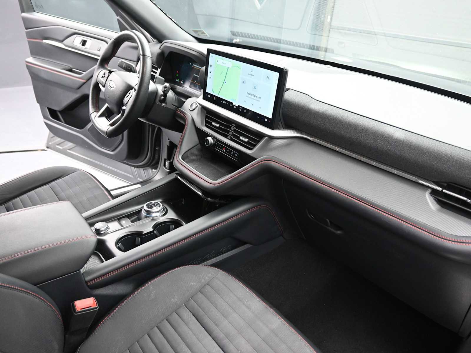 Used 2025 Ford Explorer ST-Line w/ ST-Line Street Pack image 28