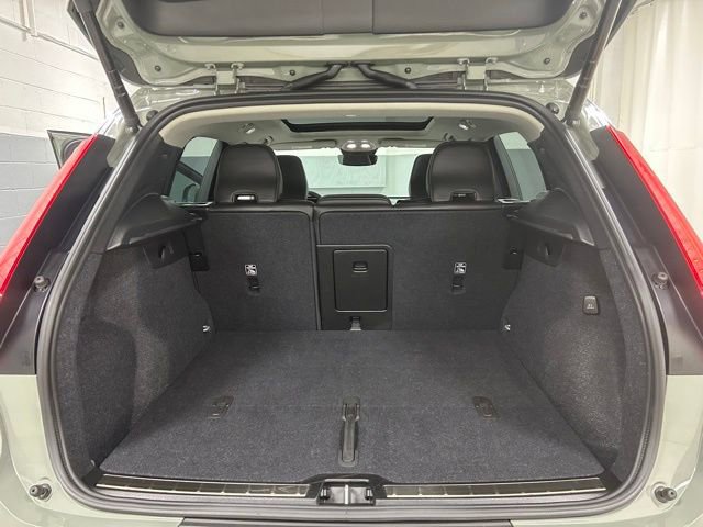 Used 2025 Volvo XC40 B5 Plus image 7