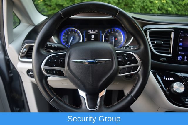 Used 2017 Chrysler Pacifica Touring-L FWD image 4