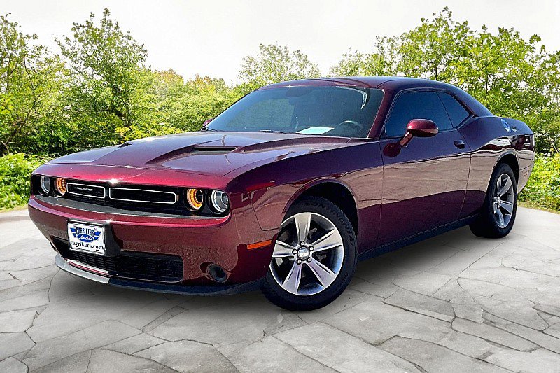 Used 2019 Dodge Challenger SXT image 1